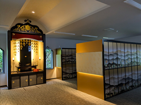 真光寺納骨堂　納骨壇の側面には京唐紙を取り付けることで全体に柔らかく落ち着いた印象に仕上げました