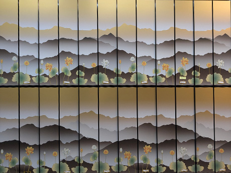 真光寺納骨堂　納骨壇の表面には山々と蓮の花を全面にプリント